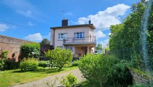 Maison individuelle de très bonne qualité avec 3 garages, située à Fourmies 