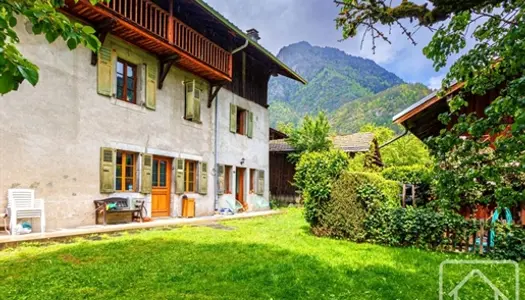 Appartement souplex de 2 chambres récemment rénové avec un beau jardin commun situé dans l 