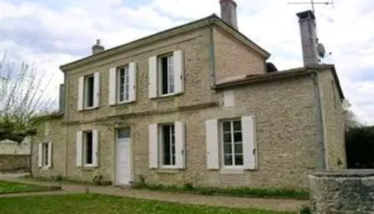 Maison pierre de 180m2, dépendances et terrain de 2745m2 