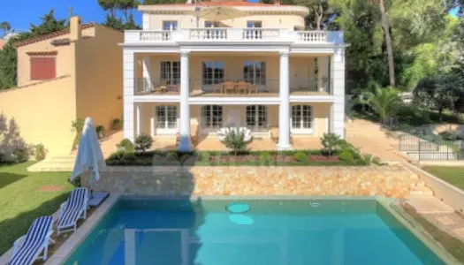 CAP D'ANTIBES - Magnifique villa avec piscine et vue mer 