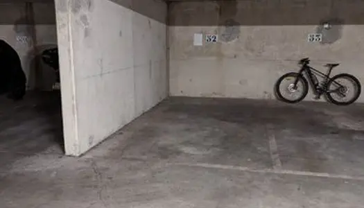 Parking au sous-sol d'un immeuble récent en face de l'hôpital