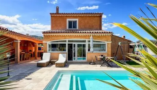 Villa T4, avec piscine, jacuzzi et dépendances