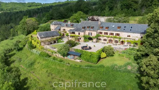 Vaste Propriété avec magnifique vue sur Najac, 15 chambres, piscine, tennis 