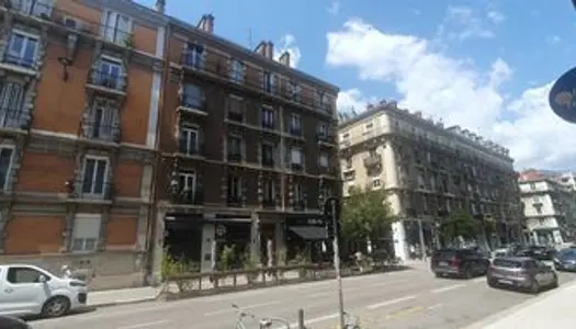 Grenoble rue de Turenne dans bel immeuble ancien début 1....