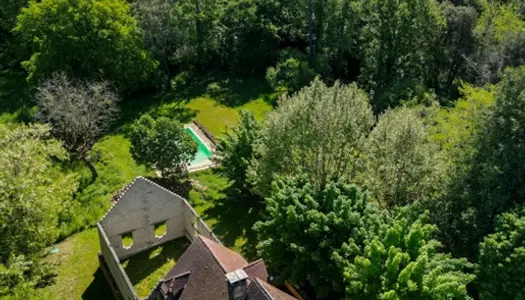 Exclusivite - Secteur Gourdon - Maison de caractère atypique avec piscine au calme sur 1ha 