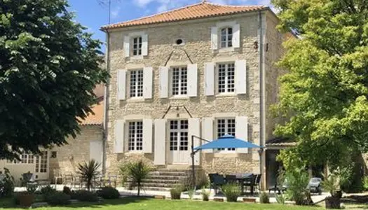 Grande maison de village spacieuse avec un beau jardin, un garag 