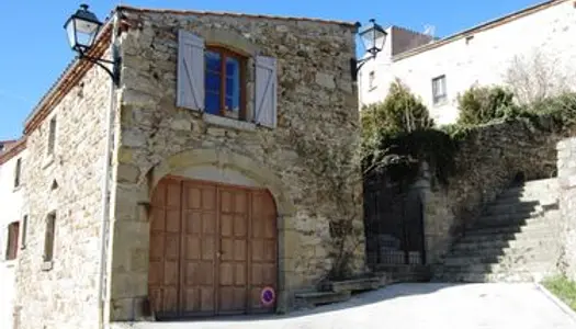 Maison de caractère avec cour garage terrasses au coeur du village de Montpeyroux