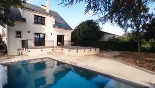 Maison individuelle de 270 m2 avec piscine 