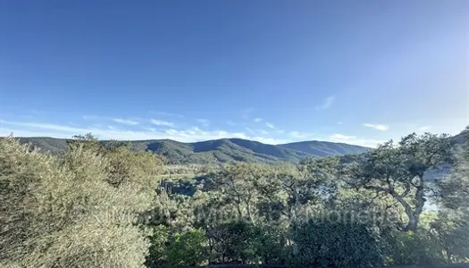 Belle propriété avec vue exceptionnelle sur les collines, avec 