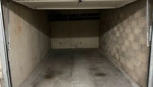 Garage fermé dans résidence sécurisée 
