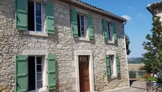 Maison + dépendances. 