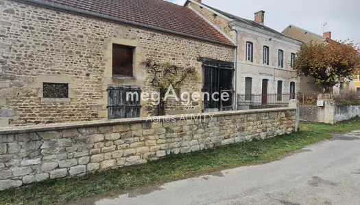 Dans un hameau, au coeur des Combrailles, à 10 minutes d'un bourg avec commerces et services.