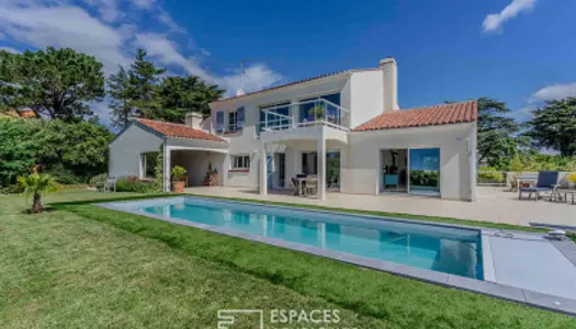 Villa d'exception avec sa piscine surplombant l'océan 