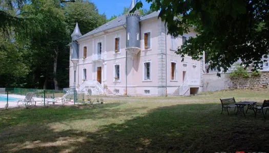 Château 38 pièces 1950 m²