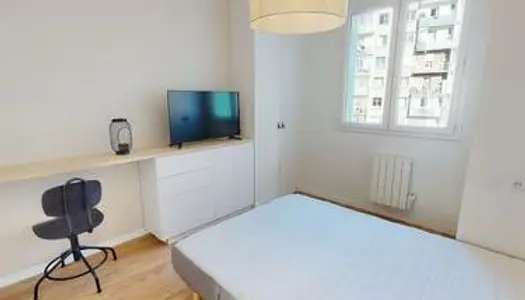 Chambre en colocation appartement avec télévision 