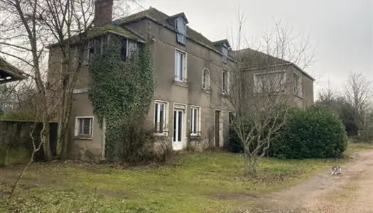 Grande maison ancienne à rénover sur plus d'un Ha de terrain