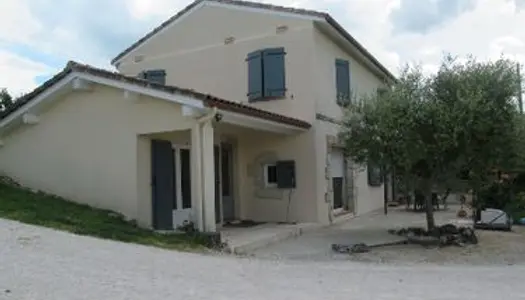 Maison individuelle de 140m2, garage, jardin, piscine. Sans travaux