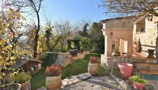 Charmante maison de campagne de 6 pièces à Escragnolles, avec vaste jardin arboré et garage, en e