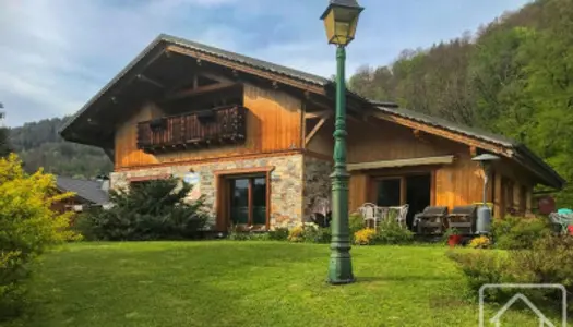 Un superbe chalet de quatre chambres situé dans un quartier très 