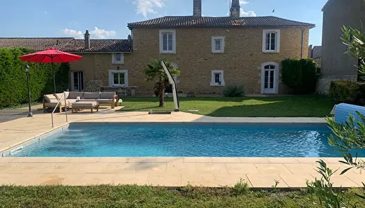 Tres belle demeure de 165m2 entierement renovee avec piscine au coeur de Sainte Verge 