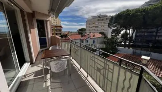 En exclusivité trois pièces avec terrasse et agréable vue mer, à quelques pas de la renommée pl