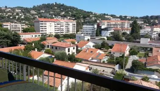 T2 rénové et meublé Bocca centre terrasse parking 