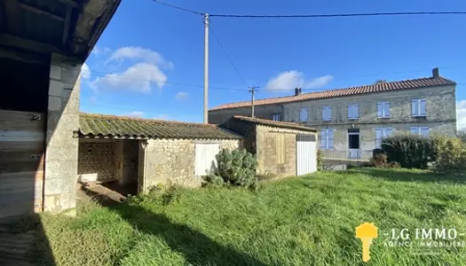 Ensemble de 2 maisons charentaises en pierres de taille et moellons proche de l'estuaire