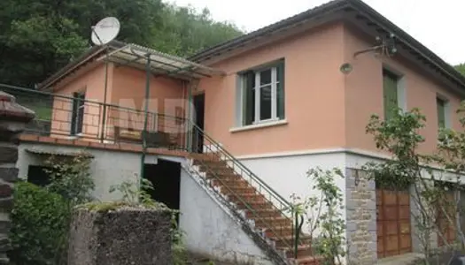 AVEYRON Maison T4 avec 710 m2 de terrain clôturé. 