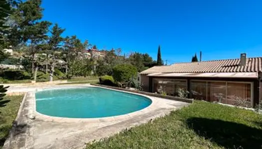 LA CRAU-VILLA type T3 de 95 m² sur 1092 m² de terrain avec piscine et garage