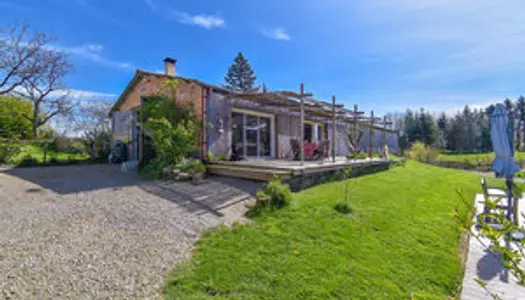 Une maison, gîtes, dépendances et plus de 2,5 hectares 