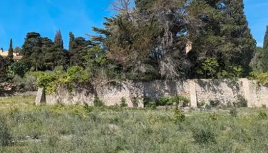 [688 m2] TERRAIN VIABILISÉ, PRÊT À CONSTRUIRE — VILLAGE LITTORAL ENTRE NARBONNE ET PERPIGNAN 