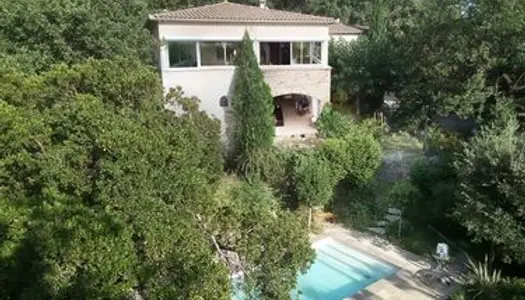 Spacieuse villa 290 m2 avec piscine, au calme, proche village