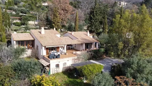 Villa avec vue panoramique et proximité du village