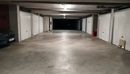 Un garage fermé au sous-sol d'une résidence