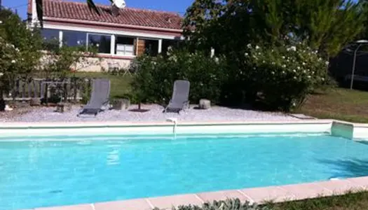 Villa de plain pied avec piscine et jardin