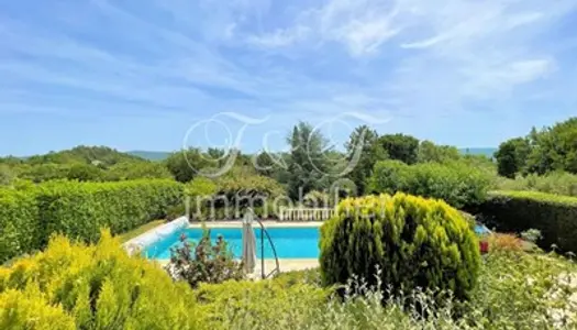 Villa avec piscine et grand terrain 