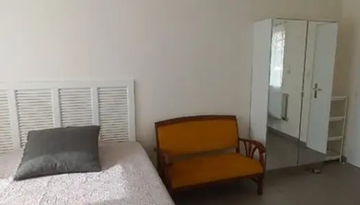 Location chambre en rez-de-jardin, avec sa kitchenette équipée, sa salle de bain indépendante, 