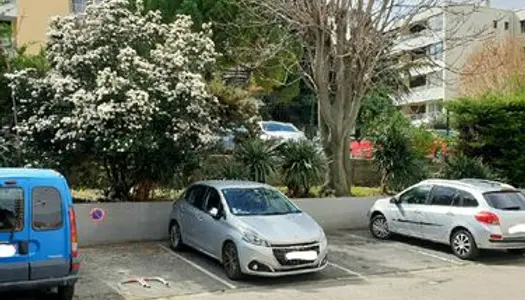 Vend place de parking dans résidence 