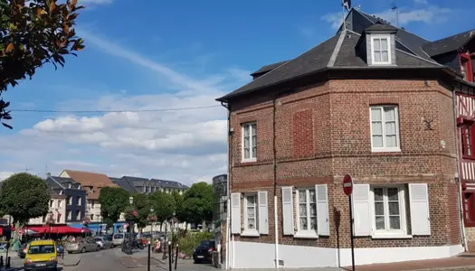 Honfleur centre,Maison avec terrasse, sur 3 niveaux et sous sol. 