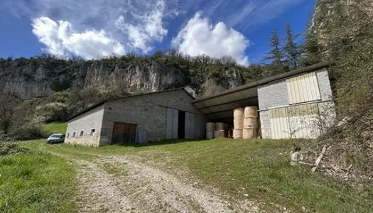 Proche Cajarc, hangar de plus de 400m²