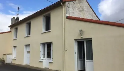 Maison de village avec dépendances, jardinet et terrain agricole 1000m2 non attenant 