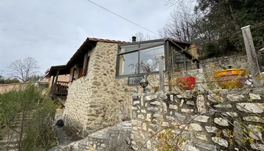 Belle maison en pierre sur les hauteurs du village