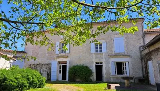 🏡 Magnifique Maison de Caractère Rénovée à Aussac-Vadalle (Charente) 🌳✨ 