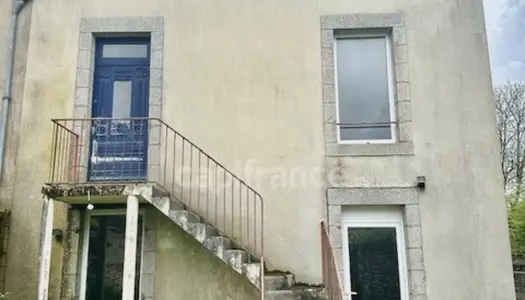 Dpt Finistère (29), à vendre CARHAIX-PLOUGUER immeuble avec deux bureaux et une habitation 