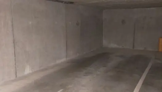 Place de parking sécurisée en sous-sol 
