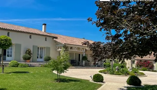 Propriété exceptionnelle avec maison d'hôtes, piscine et vues fabuleuses sur 2, 8 hectares 