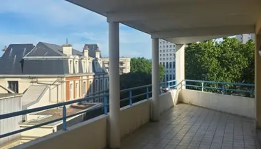 Secteur chambre de commerce, beau et lumineux T4 de 99 m2 avec ascenseur, terrasses, cave et garage 