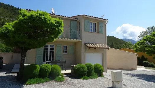 Villa sur deux niveaux, avec balcon, terrasses, jardin et garage