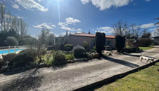 Maison plain pied sur 2,6 ha entièrement clôturés.