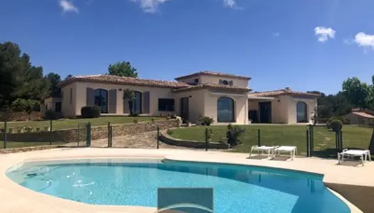 Vue mer exceptionnelle sur toute la baie de la Ciotat pour cette somptueuse villa de 240 m2 sur 